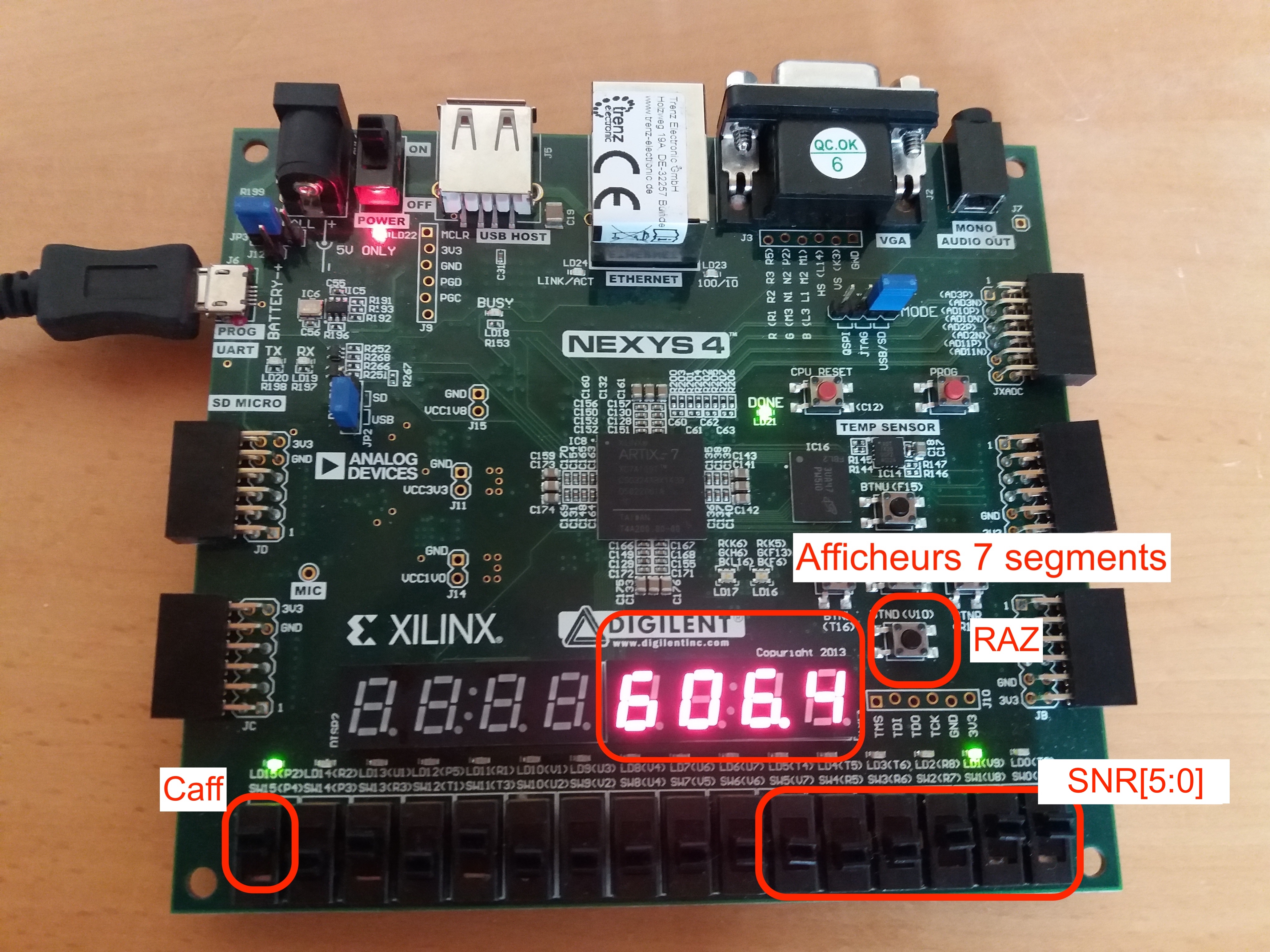 TP4 - La carte électronique composée, notamment,  d’un FPGA, d’afficheurs 7 segments, de switchs  et de boutons poussoirs